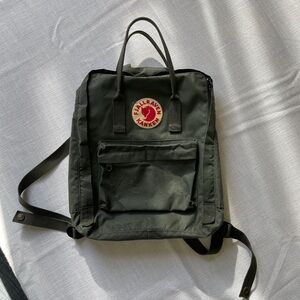 Fjällräven Kånken Everyday Outdoor Unisex Backpack in Forest Green